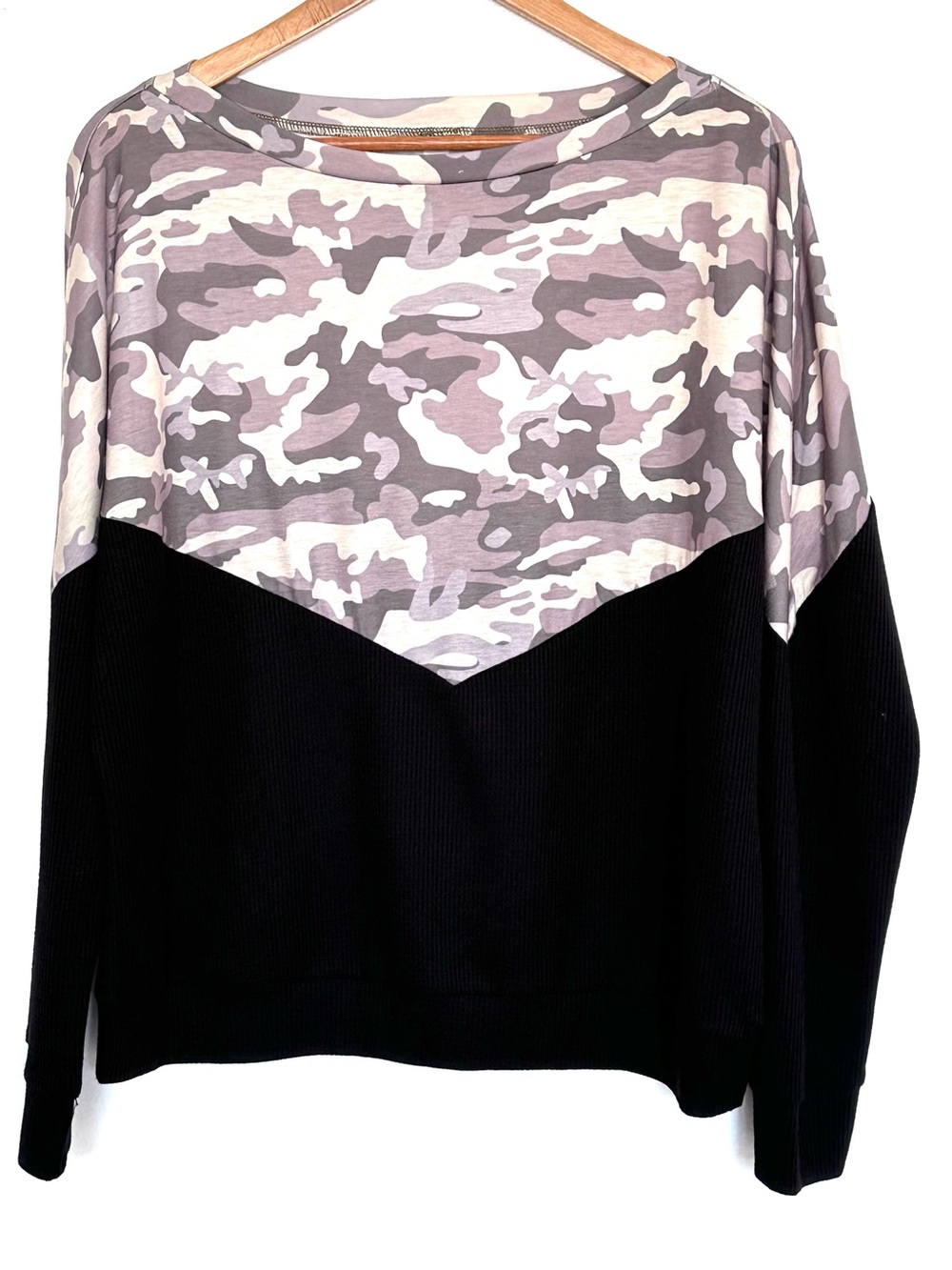 Tickled Teal Sweater Women’s XL Camo Black Long Sleeve Crewneck Lightweight